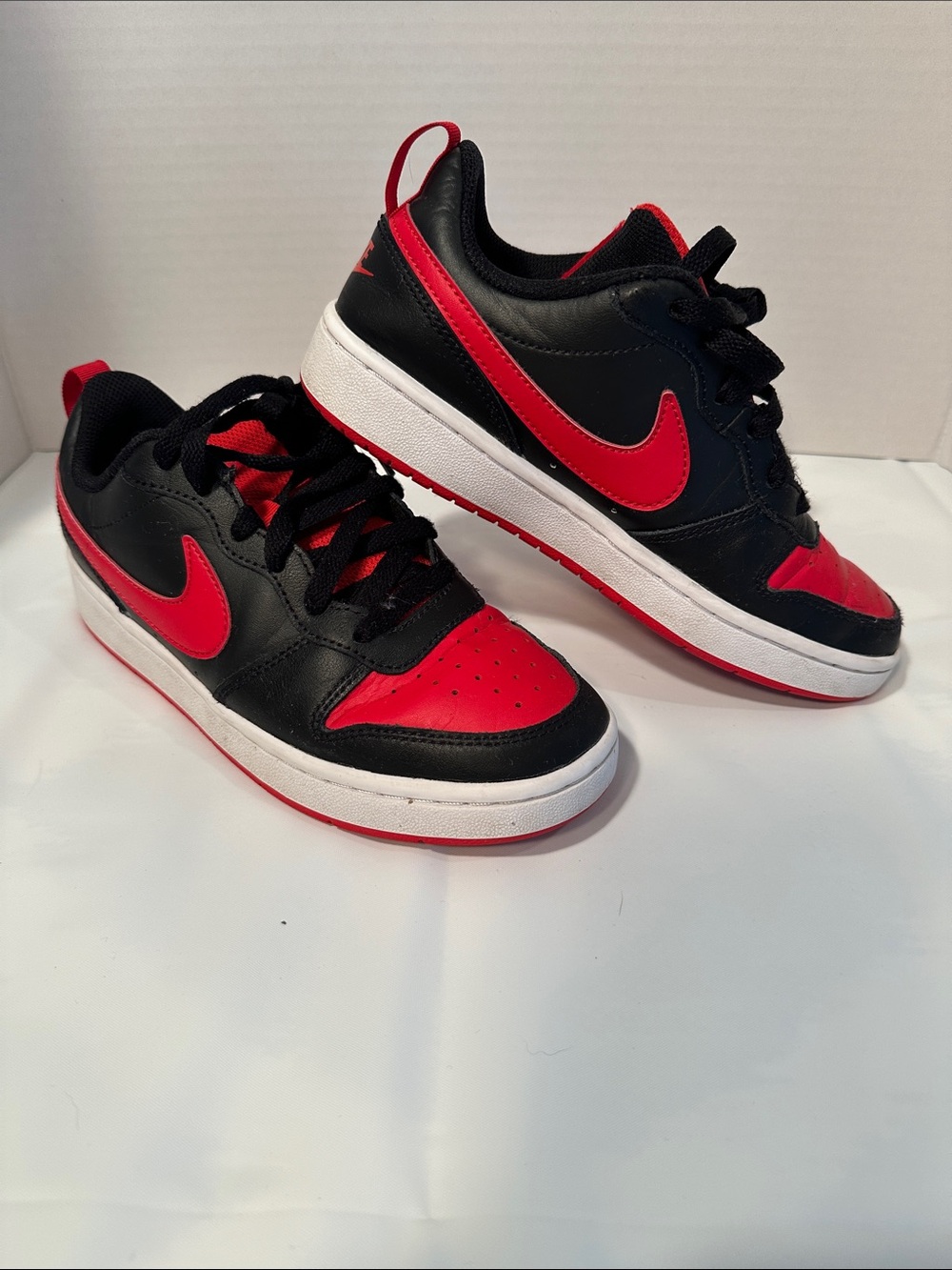 Nike Kids Black and Red Low-Top Sneakers with Red Swoosh